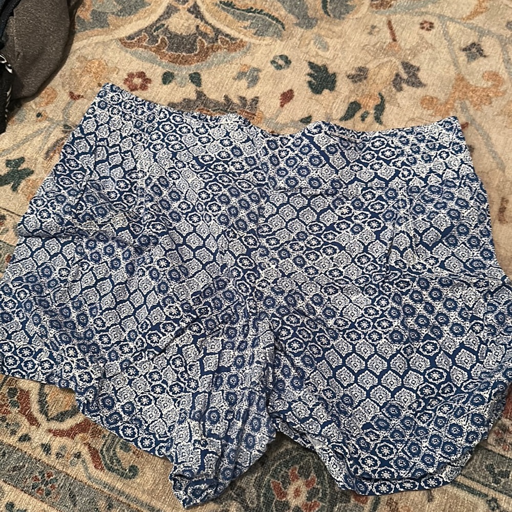 Blue white pattern shorts lane Bryant stretch waste pockets